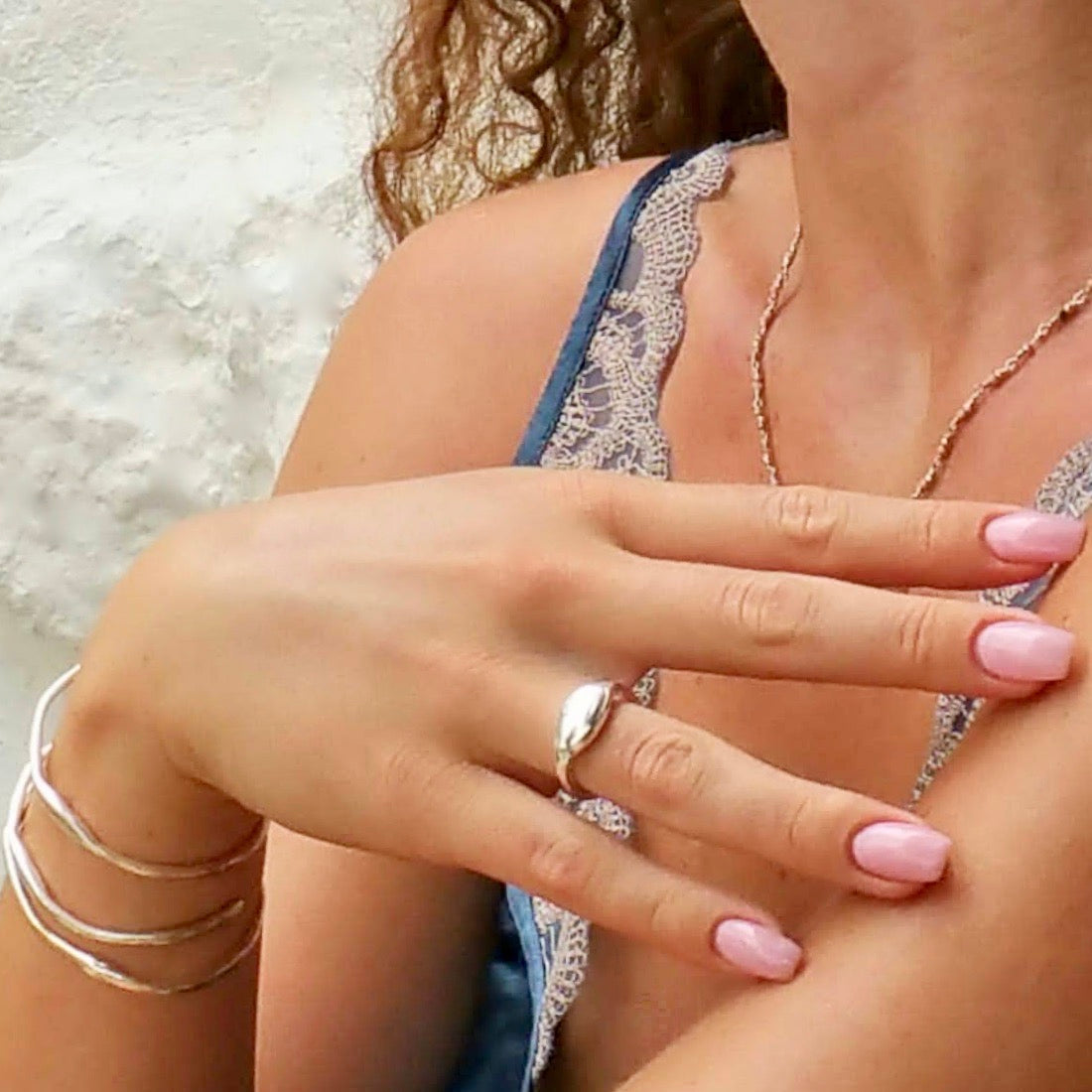 Anillo de la colección Martina en plata AM1 fondo con modelo