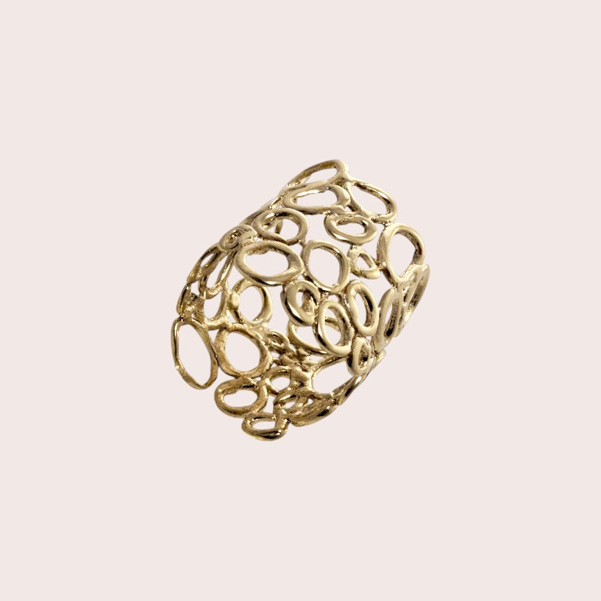 Anillo en oro AB3G dela colección Brisa con fondo blanco
