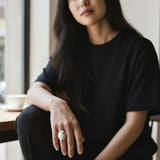 Anillo AA6  de la colección Abril en plata con modelo