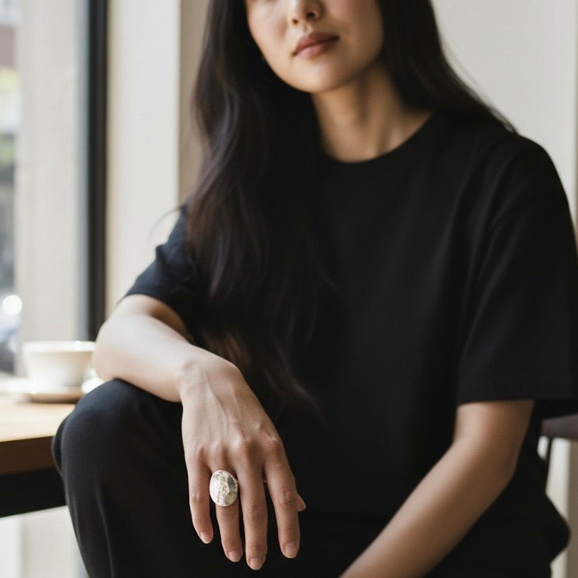 Anillo AA6  de la colección Abril en plata con modelo