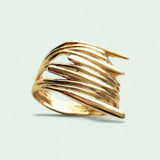 Anillo en oro AC3G  de la colección Candela sobre fondo de color