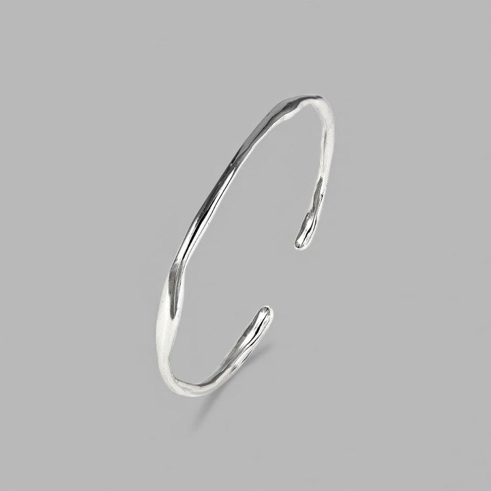 Pulsera en plata BM1S de la colección Martina sobre fondo de color