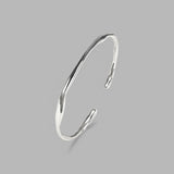 Pulsera en plata BM1S de la colección Martina sobre fondo de color