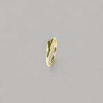 Anillo en oro AM2G de la colección Martina sobre fondo liso con sombra