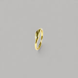 Anillo en oro AM2G de la colección Martina sobre fondo liso con sombra