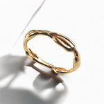 Anillo en oro mate AM3 de la colección Marina sobre fondo blanco con sombra