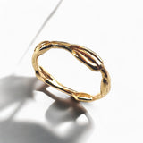 Anillo en oro mate AM3 de la colección Marina sobre fondo blanco con sombra