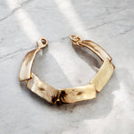 Pulsera en oro BLA2 de la colección Lana sobre fondo de color