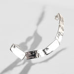 Pulsera en oro BL1G de la colección Lana sobre fondo de color