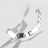 Pulsera en oro BL1G de la colección Lana sobre fondo de color