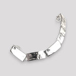 Pulsera en oro BL1G de la colección Lana sobre fondo de color