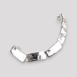 Pulsera en oro BL1G de la colección Lana sobre fondo de color