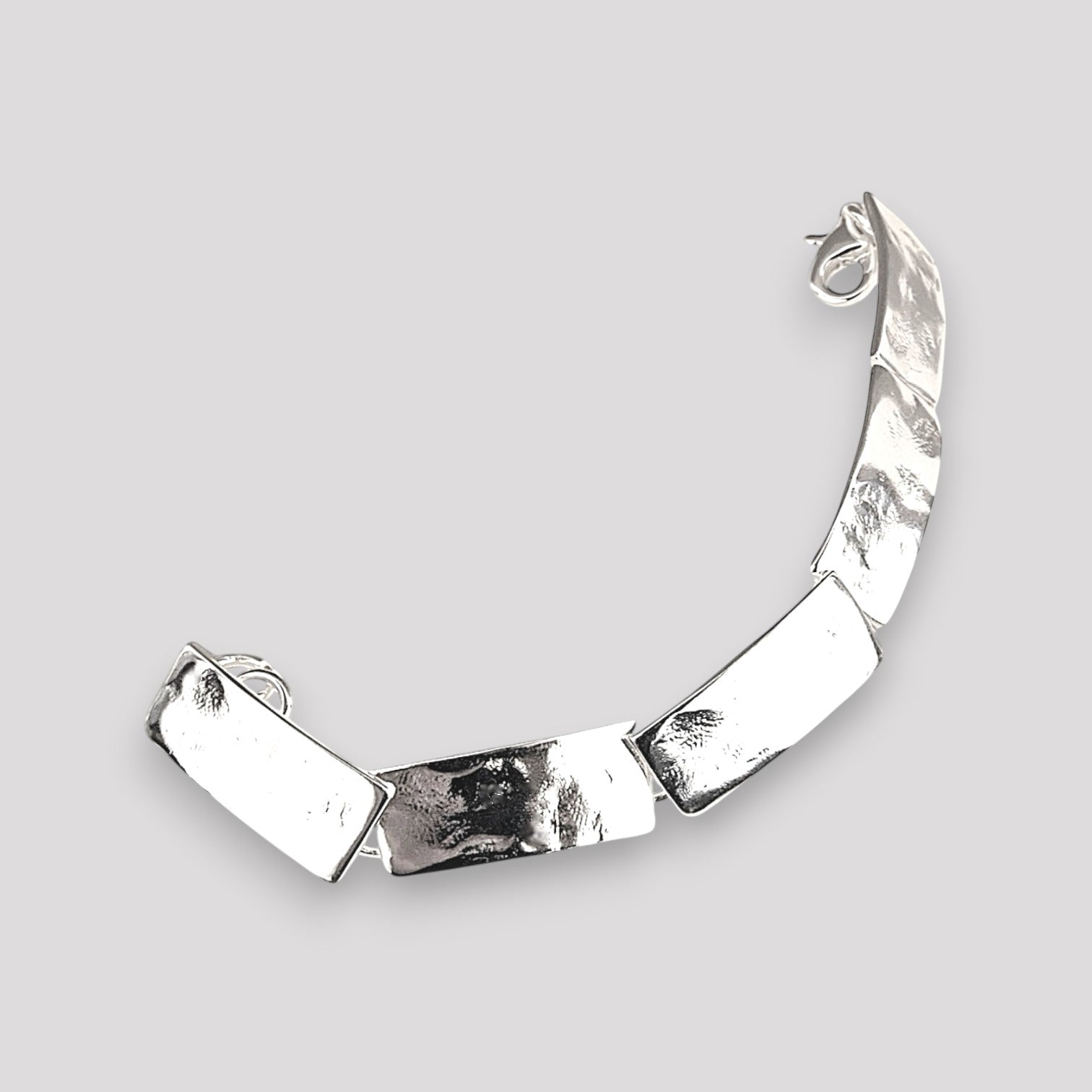 Pulsera en oro BL1G de la colección Lana sobre fondo de color