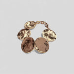 Pulsera en oro BA2G de la colección Abril sobre fondo de color