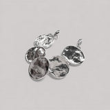 Pulsera en plata  BA2G de la colección Abril sobre fondo de color