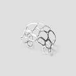 Pulsera en plata BC2S de la colección Candela sobre fondo de color