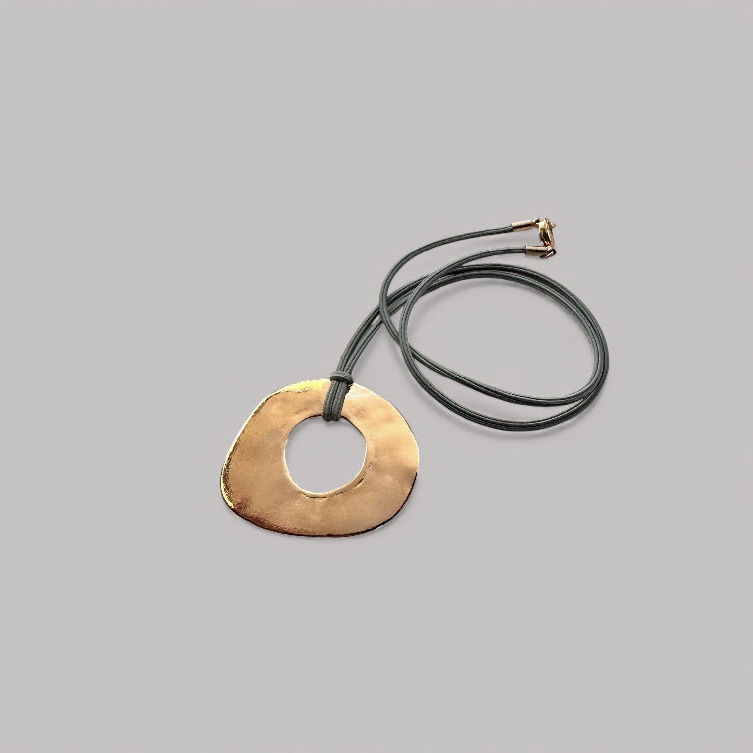 Collar CA3 en oro de la colección Abril cordón azul