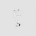 Colgante en plata CA8 de la colección Abril
sobre fondo de color