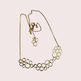 Gargantilla en oro CB2 de la colección   Brisa sobre fondo de color