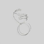 Colgante  en plata  CC3 de laCandela sobre fondo de color