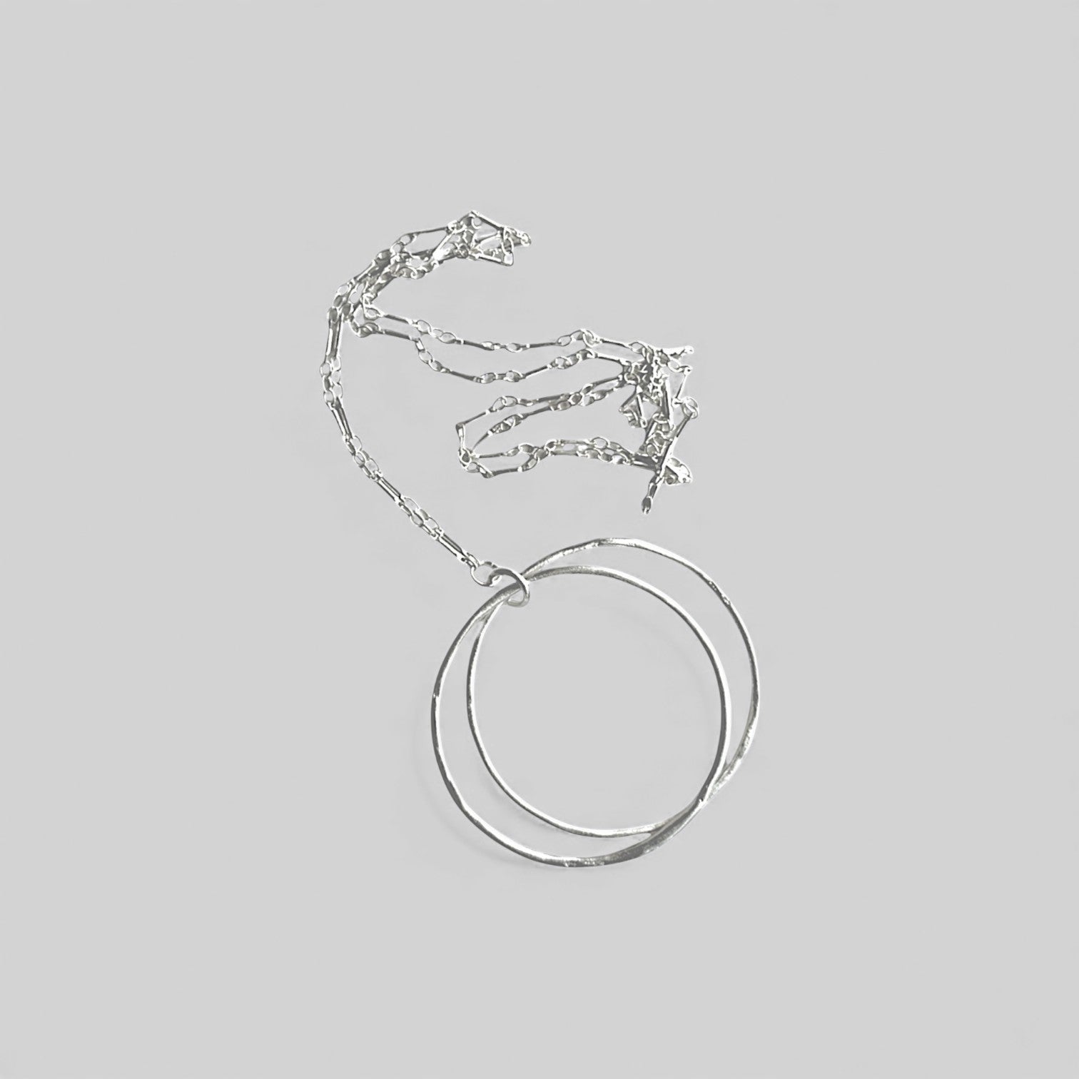 Colgante  en plata  CC3 de laCandela sobre fondo de color