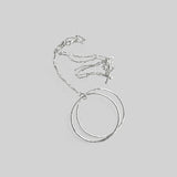 Colgante  en plata  CC3 de laCandela sobre fondo de color