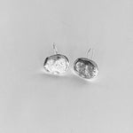 Pendientes en plata PA2 de la colección Candela sobre fondo de color