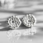 Pendientes PB4 del colección Brisa sobre fondo liso con reflejo