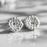 Pendientes PB4 del colección Brisa sobre fondo liso con reflejo