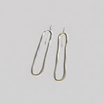 Pendientes en plata PC1 de la colección Candela sobre fondo de color