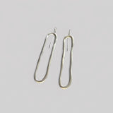 Pendientes en plata PC1 de la colección Candela sobre fondo de color