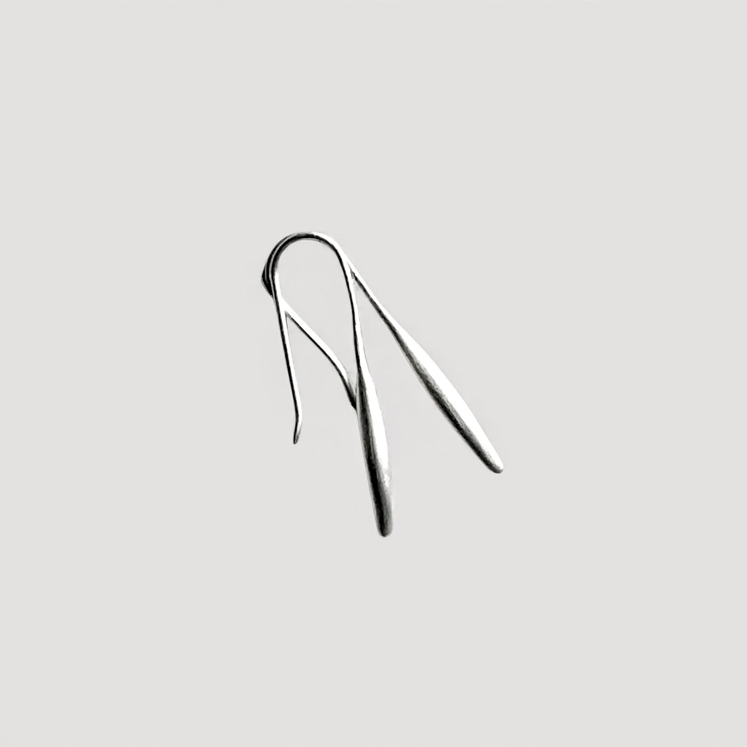 Pendientes en oro PC3 sobre fondo liso con color