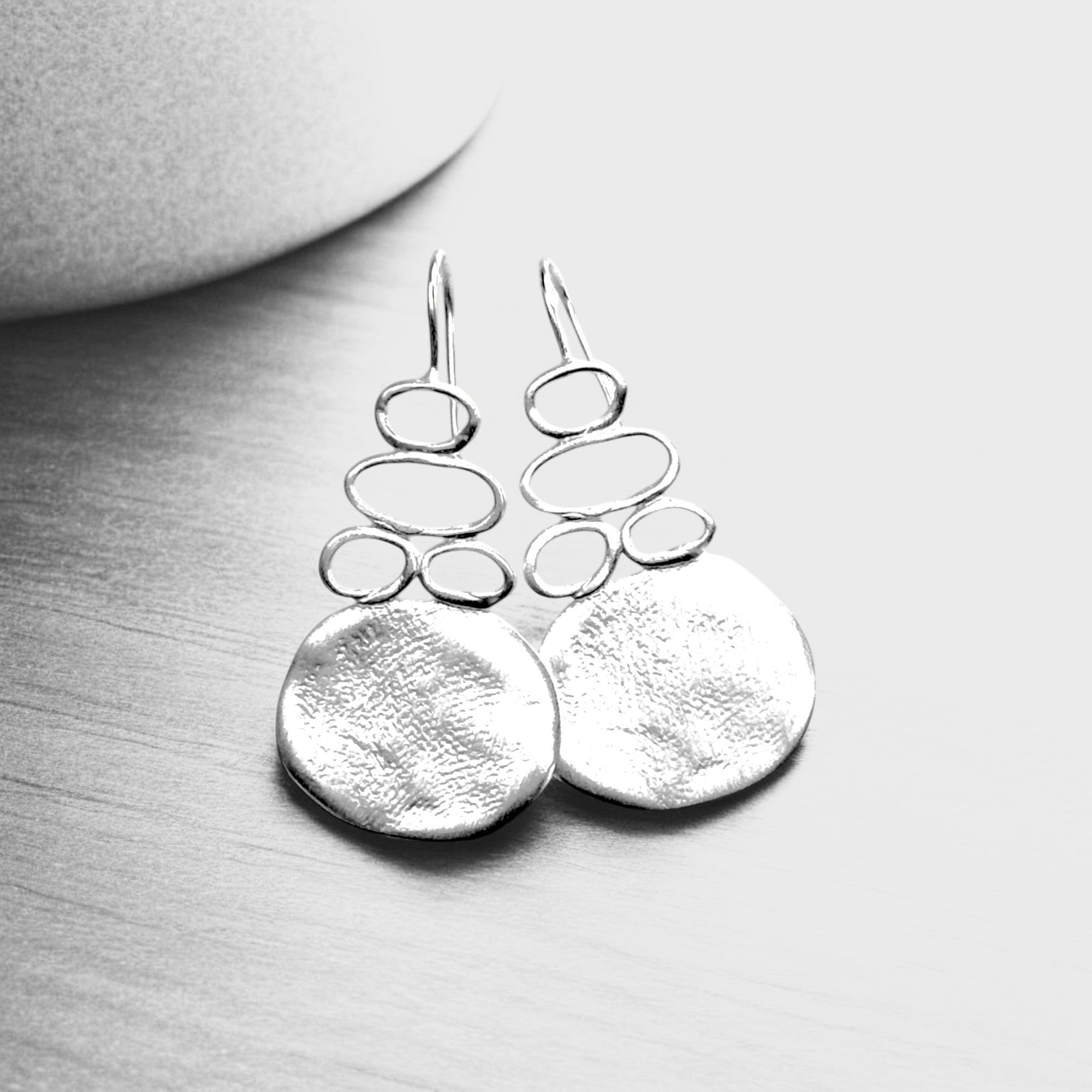 Pendientes en plata PC8GH de la colección Abril sobre fondo liso 