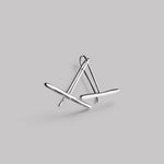 Pendientes en plata PC9S de la colección Candela con cierre de gancho sobre un fondo de color