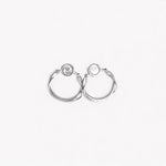 Pendientes en plata mate PM3 de la colección Martina sobre fondo liso con fondo de color