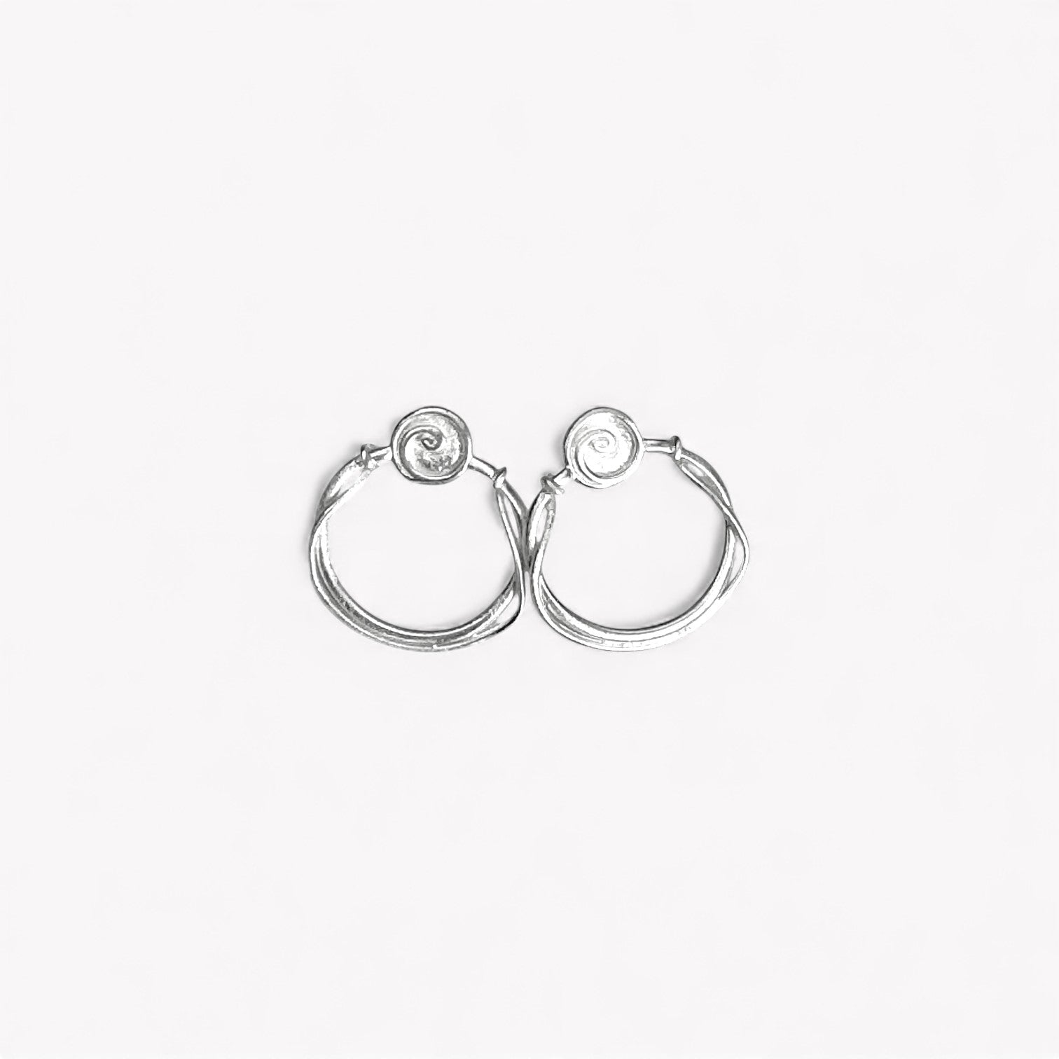 Pendientes en plata mate PM3 de la colección Martina sobre fondo liso con fondo de color