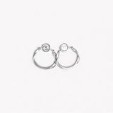 Pendientes en plata mate PM3 de la colección Martina sobre fondo liso con fondo de color