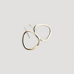 Pendientes en oro PC5G de la colección Candela sombra un fondo de color