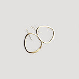 Pendientes en oro PC5G de la colección Candela sombra un fondo de color