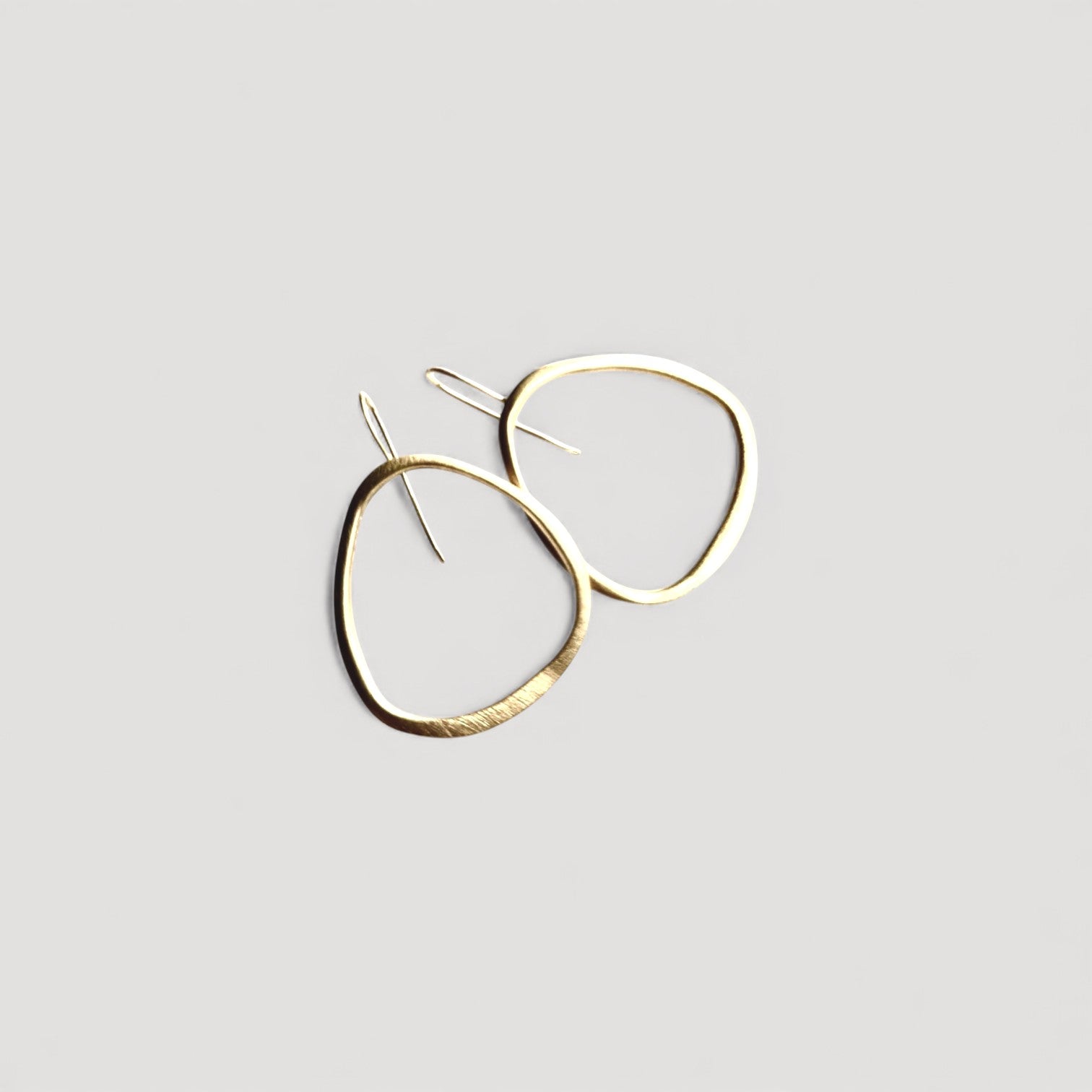 Pendientes en oro PC5G de la colección Candela sombra un fondo de color