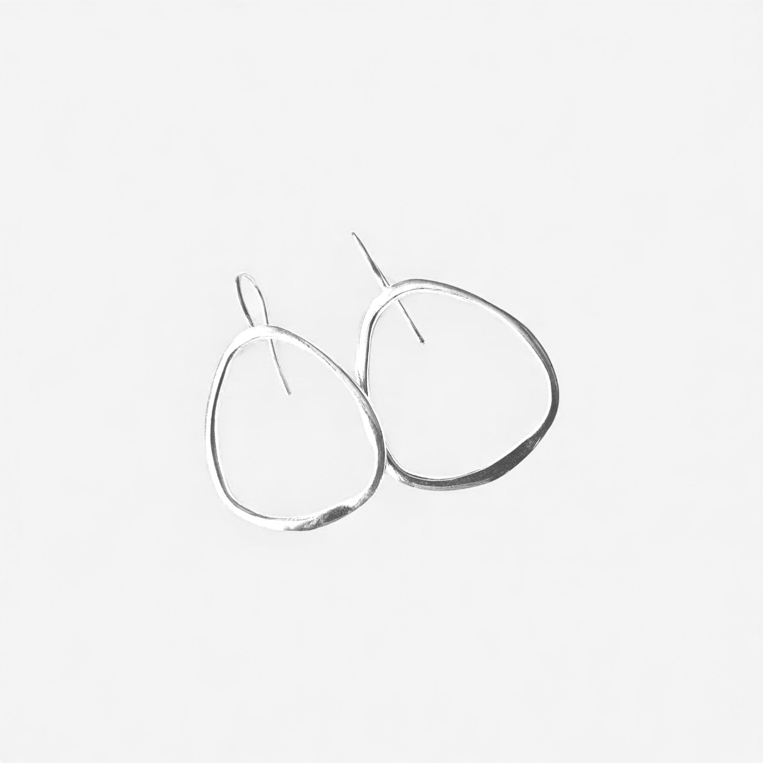 Pendientes en oro PC5S de la colección Candela sombra un fondo de color