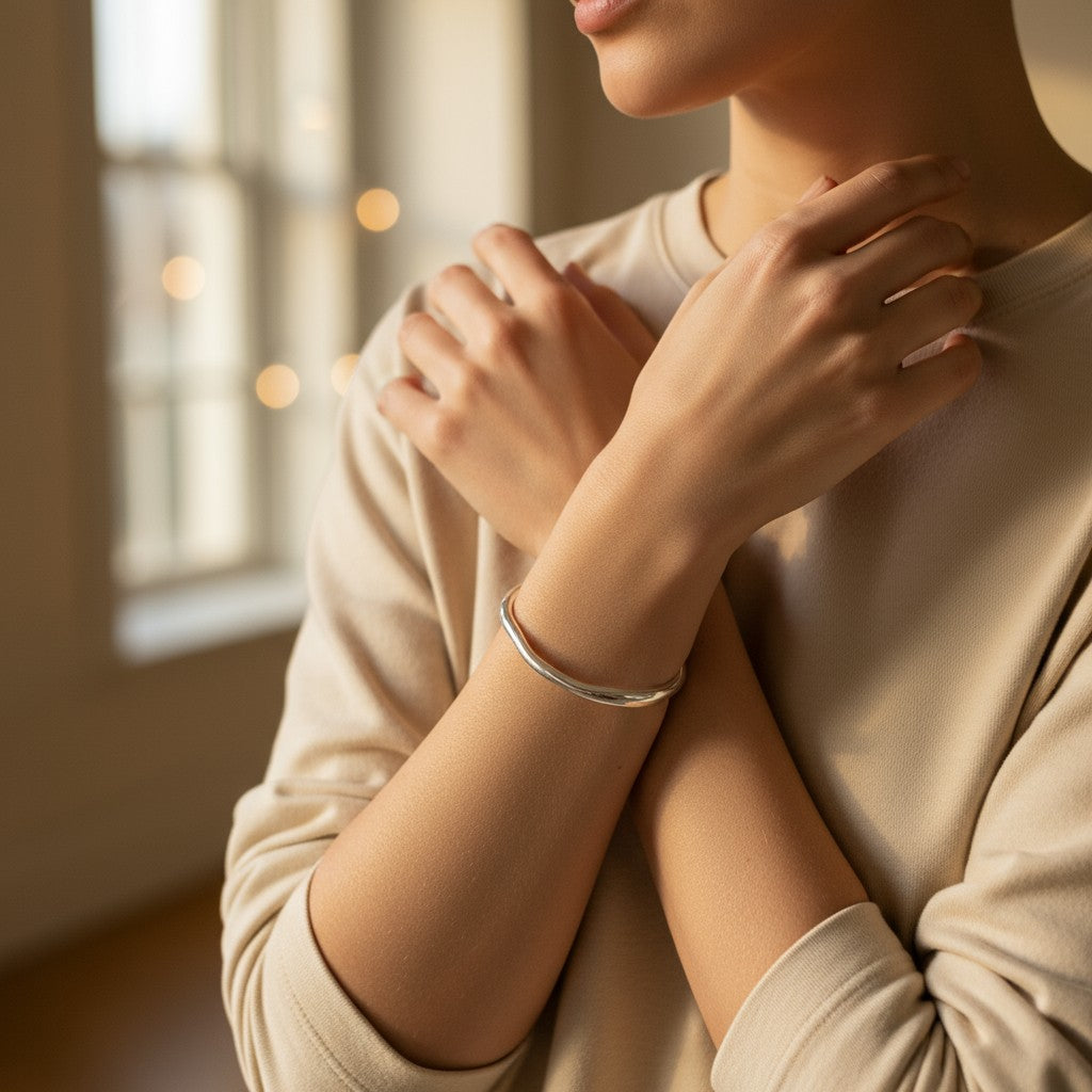 Pulsera en plata BM1S de la colección Martina sobre fondo con modelo