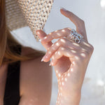 Anillo en plata AB3S dela colección Brisa puesto en el dedo de una modelo