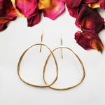 Pendientes en oro PC4GH de la colección Candela con fondo de petalos